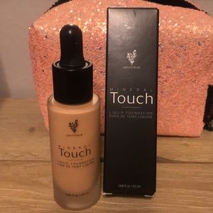 Younique Mineral Touch Liquid Foundation Velvet